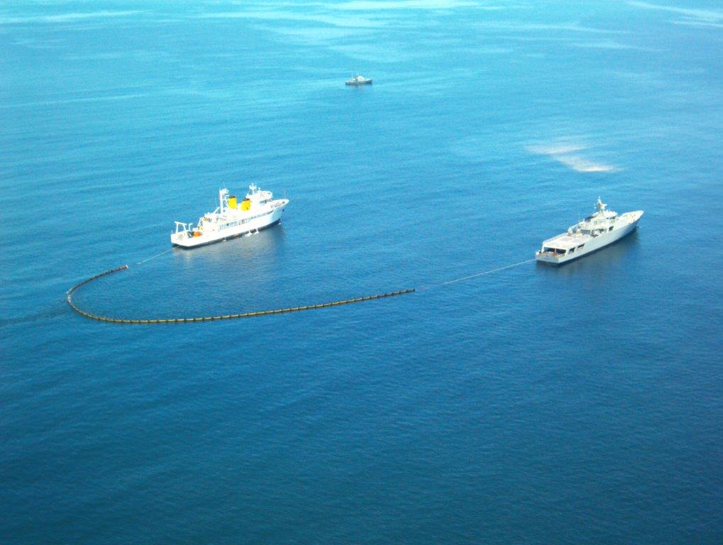 NRP D. Carlos e NRP Figueira da Foz a rebocar barreira offshore para contenção do poluente.jpg