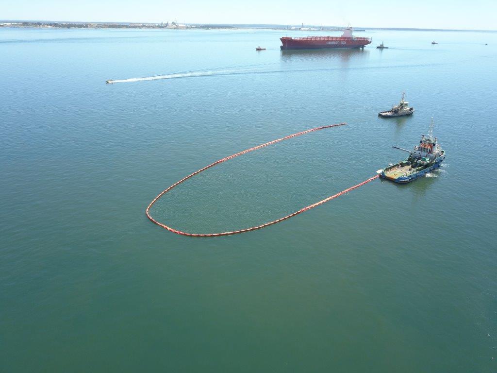 Rebocadores da REBONAVE e SVITZER a rebocar barreira de estuário.jpg