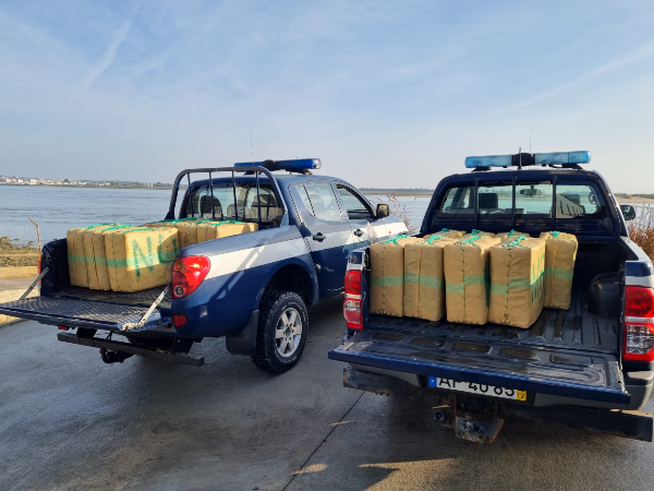 Fardos apreendidos nas viaturas da Polícia Marítima