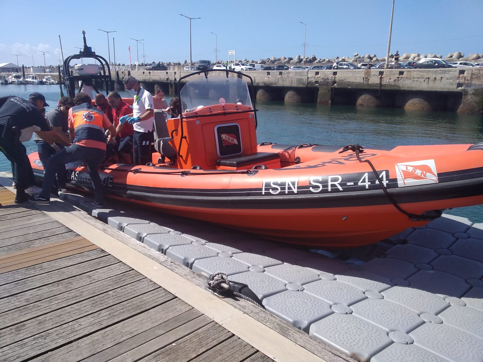 Vítima foi transportada pela Estação Salva-vidas para o porto de Peniche