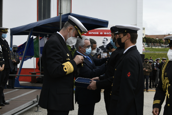 Imposição de condecorações na cerimónia oficial