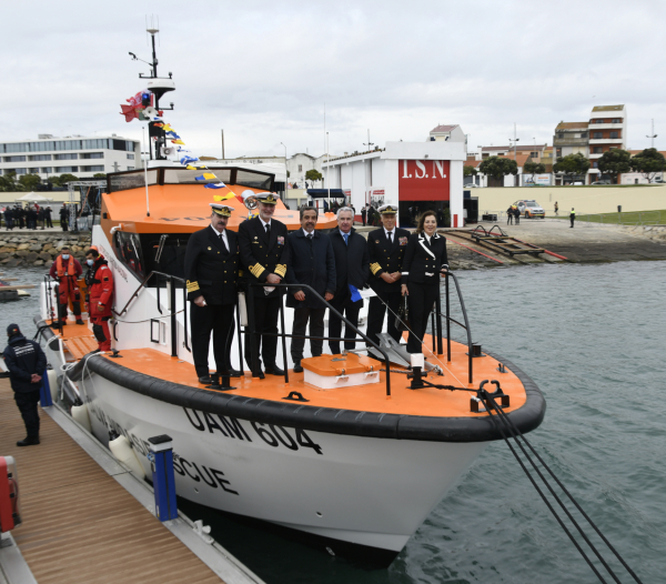 Fotografia de família a bordo da embarcação "Patrão Cego do Maio"