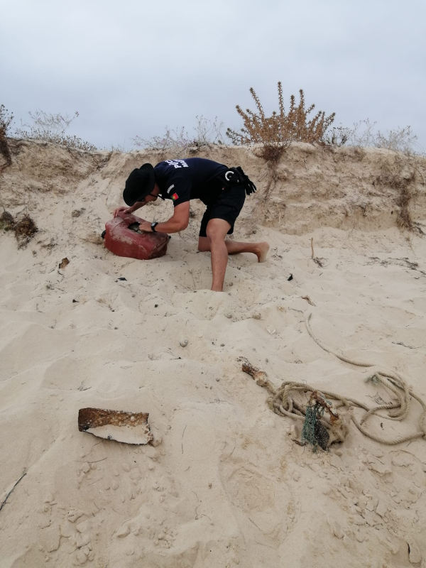 Elementos da Polícia Marítima detetaram bidão na ilha da Culatra