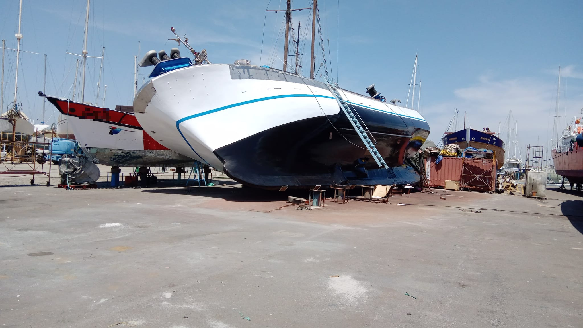 Embarcação de pesca caiu nos estaleiros da Docapesca em Lagoa