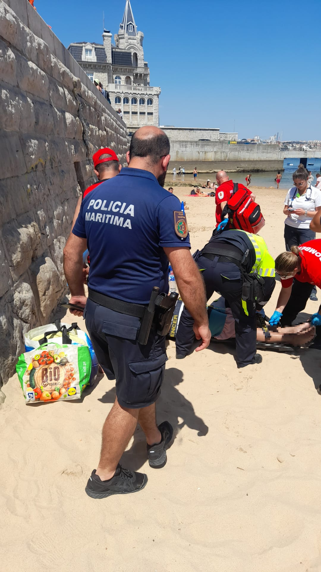 Vítima a ser auxiliada no areal da praia