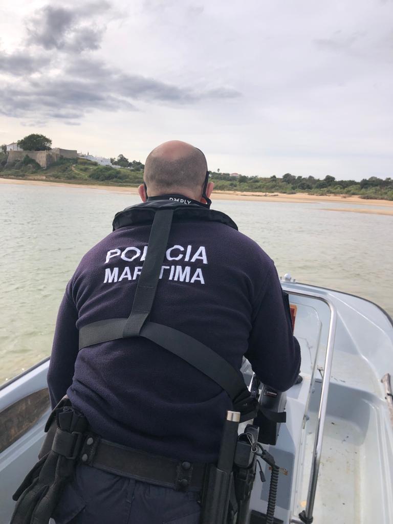 Agente da Polícia Marítima em ação de fiscalização