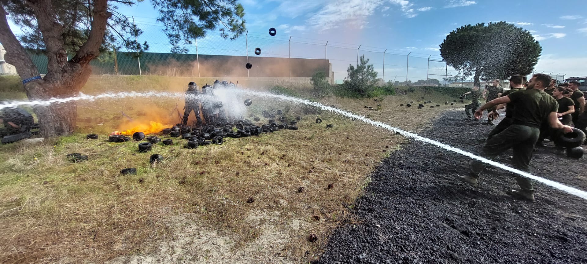 Futuros agentes da Polícia Marítima em exercício de ordem unida