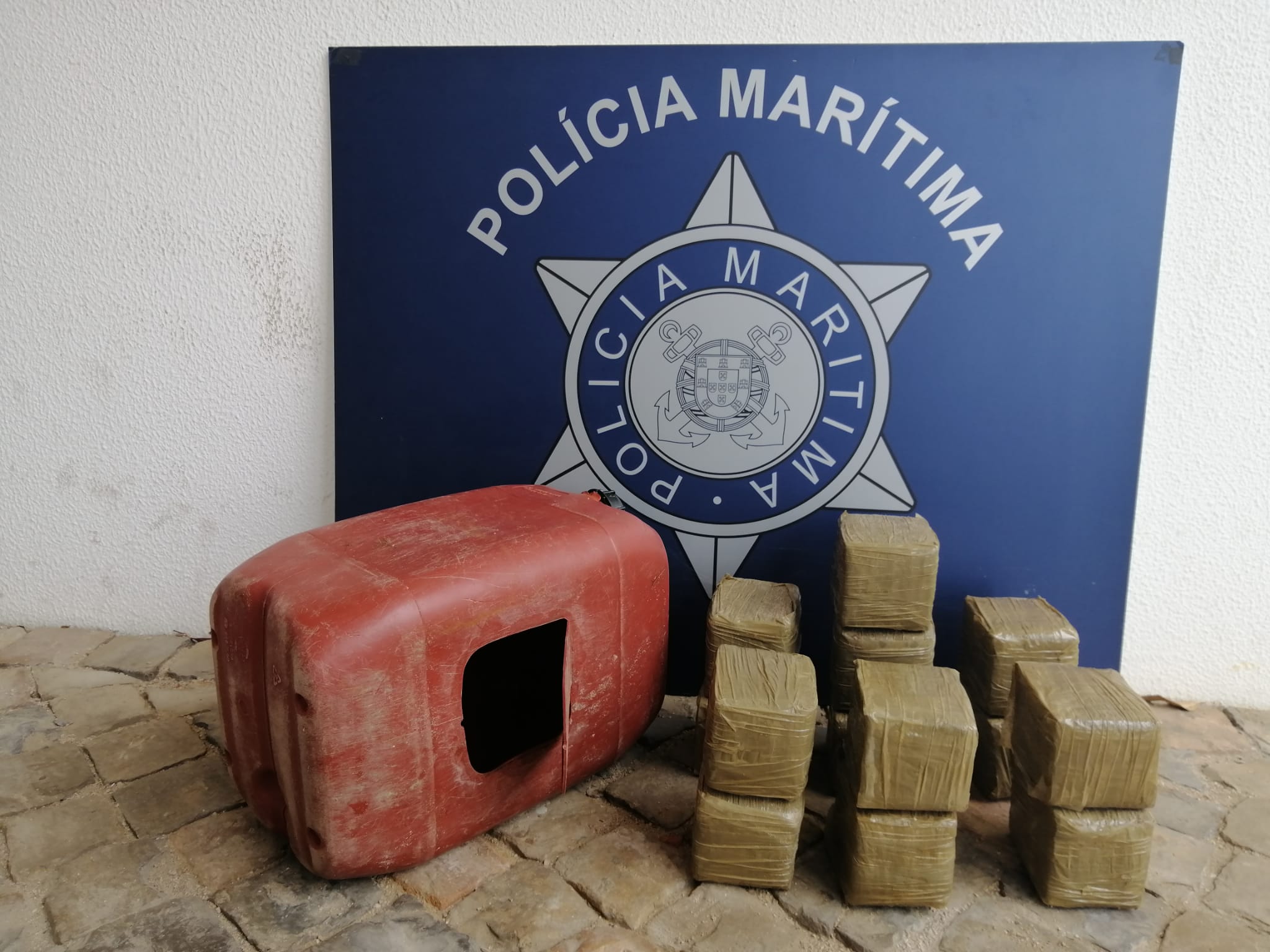 Polícia Marítima apreendeu 13 embalagens de droga