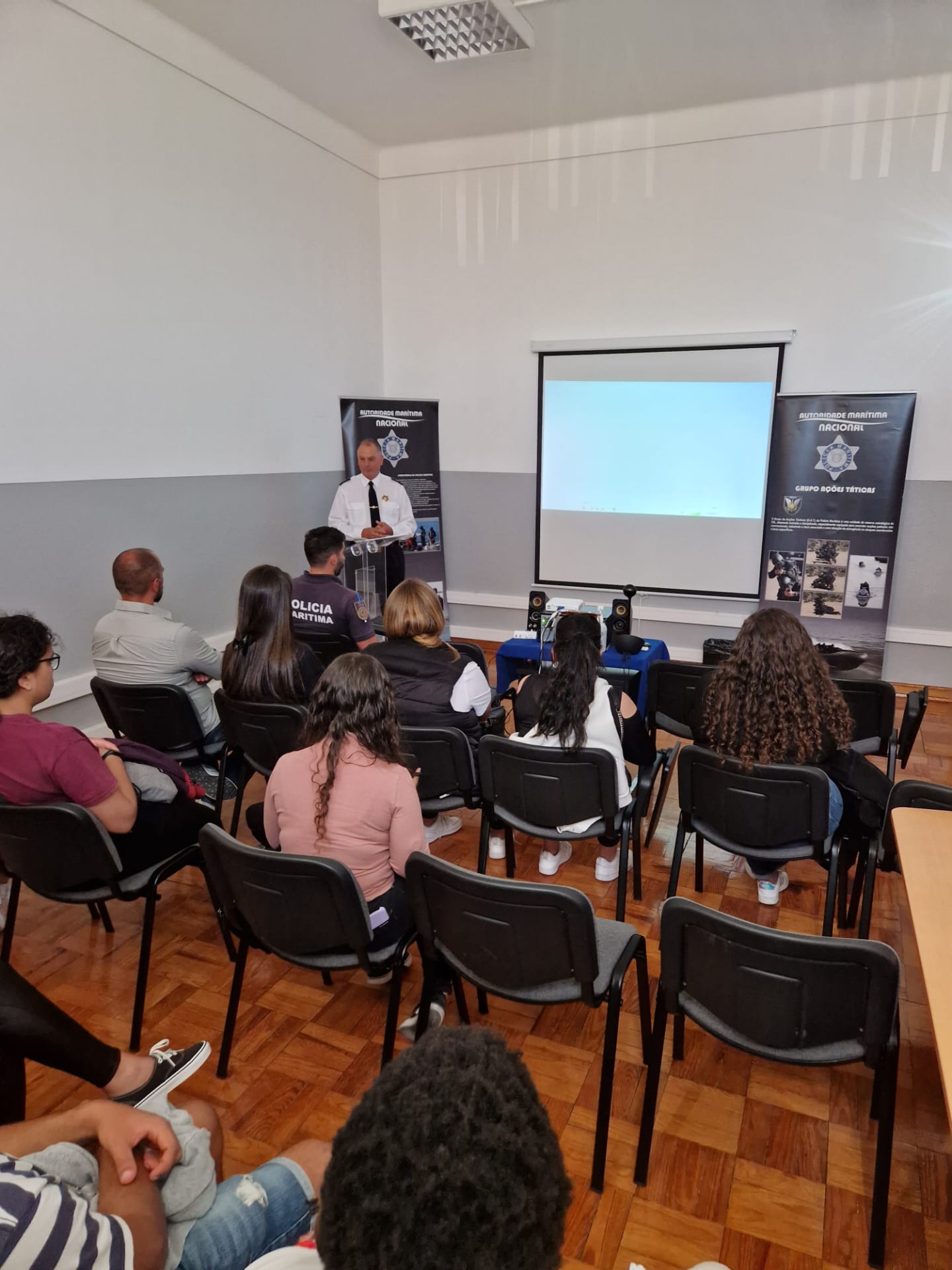 Elemento da Polícia Marítima a ministrar uma palestra