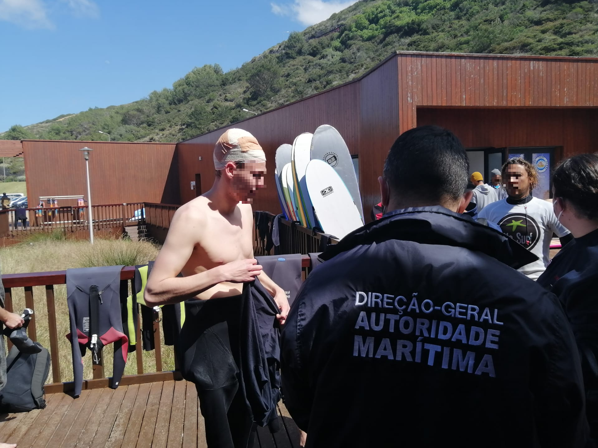 Praticante de surf auxiliado por elementos do projeto "SeaWatch"