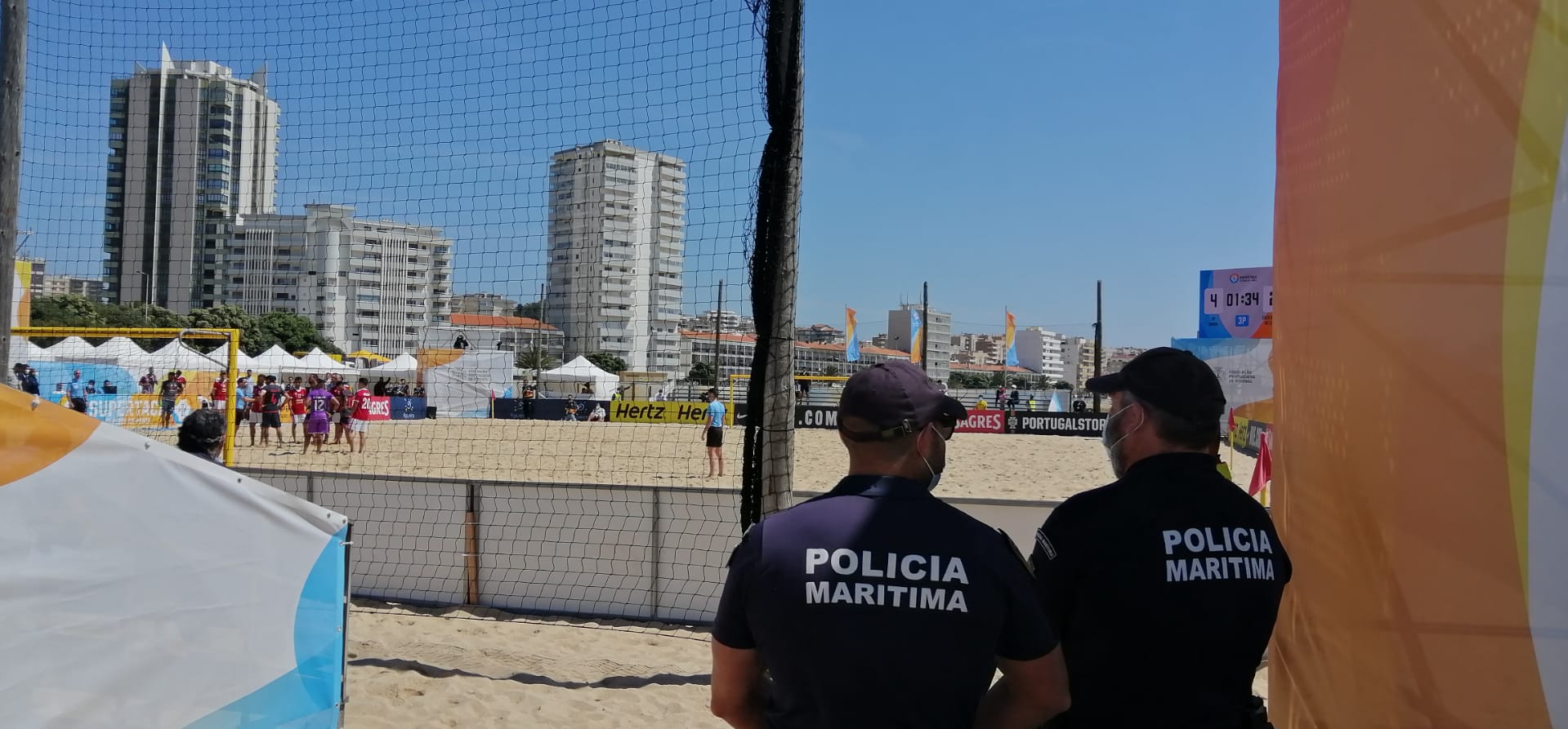 Elementos da Polícia Marítima a garantir a segurança do jogo de futebol de praia