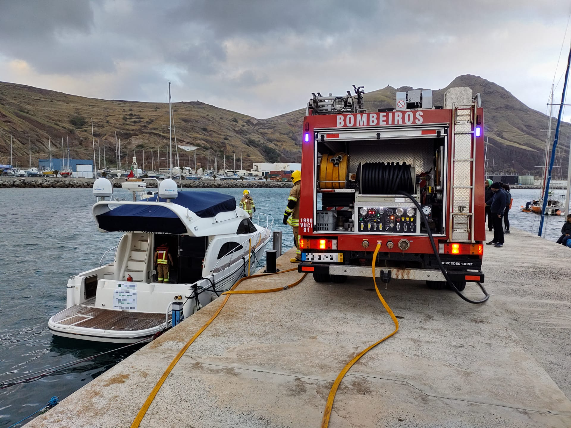 Bombeiros Voluntários do Porto Santo extinguem incêncio em embarcação