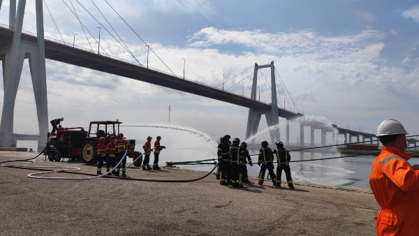 Bombeiros em exercício de combate a incêndios
