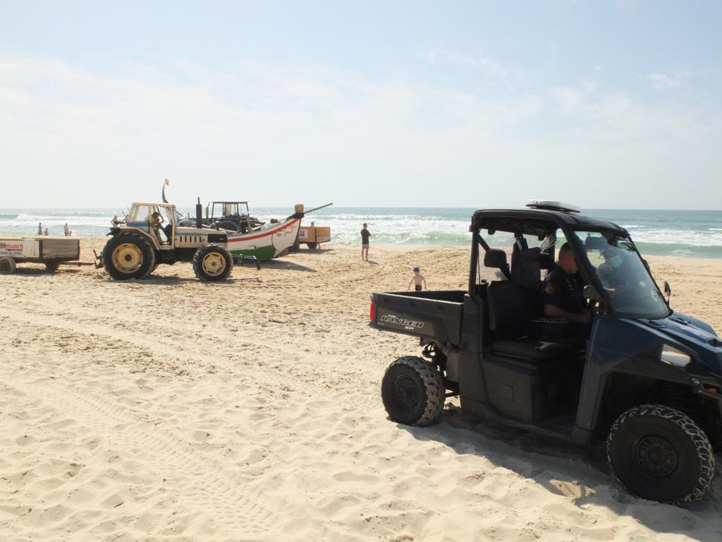 Elementos da Polícia Marítima a fiscalizar arte xávega na praia
