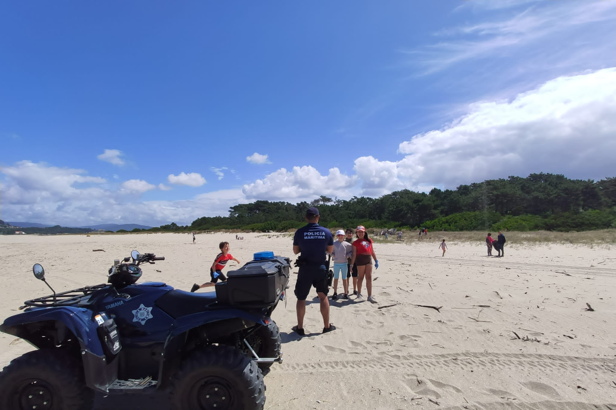 Elementos da Polícia Marítima colaboraram numa ação de limpeza de praia