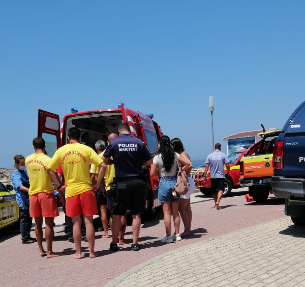 Vítima a ser transportada para uma ambulância