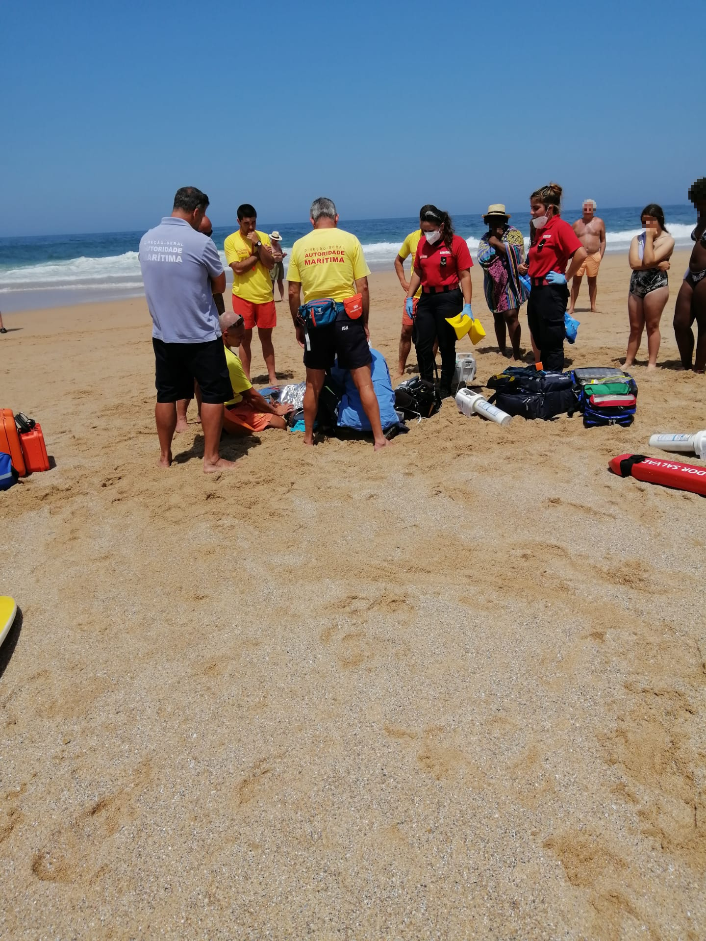 Vítima resgatada e auxiliada no areal da praia
