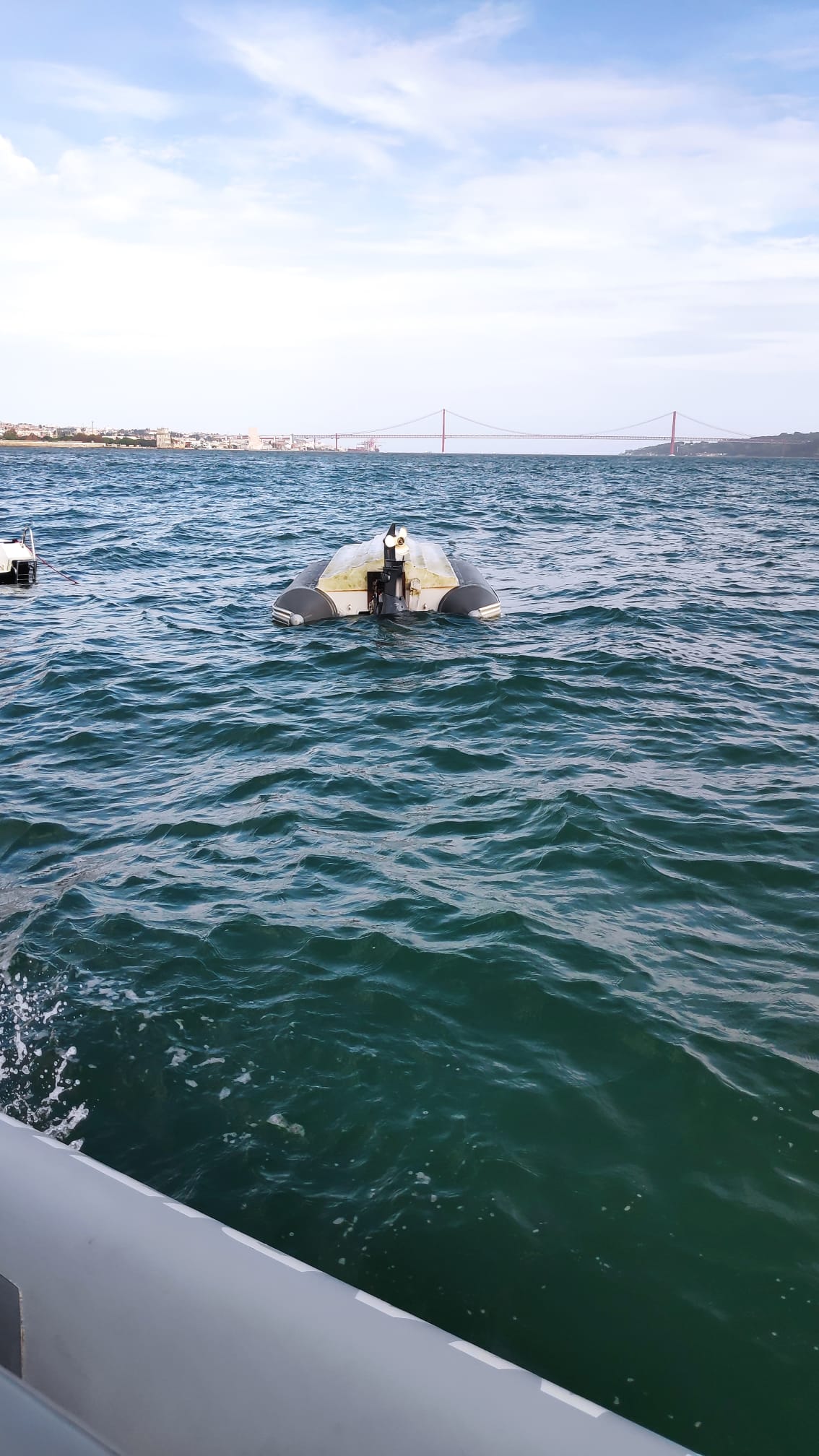 Embarcação virada no rio Tejo