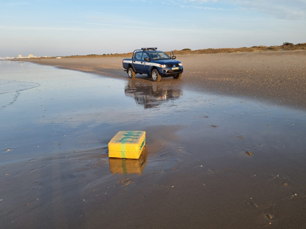 Fardos encontrados na praia de Santo António