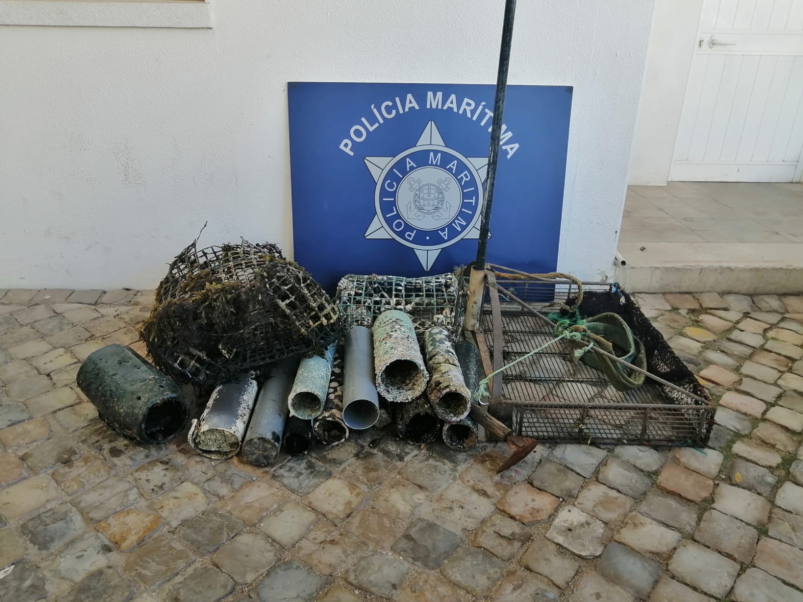 Artes de pesca apreendidas pela Polícia Marítima
