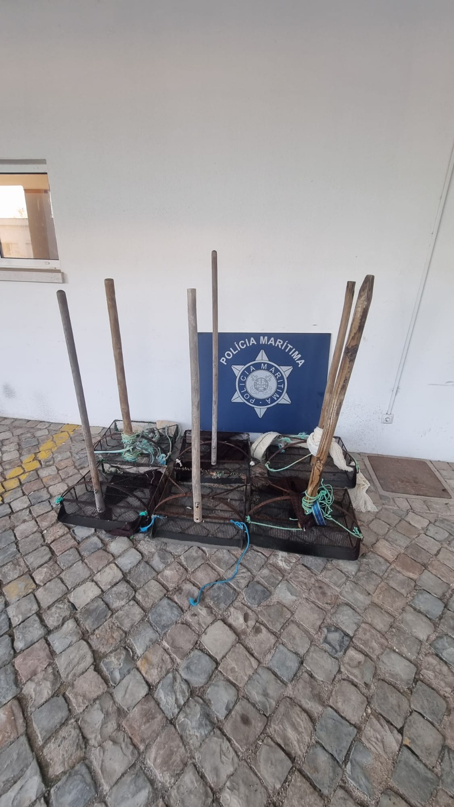 Artes de pesca apreendidas pelas Polícia Marítima