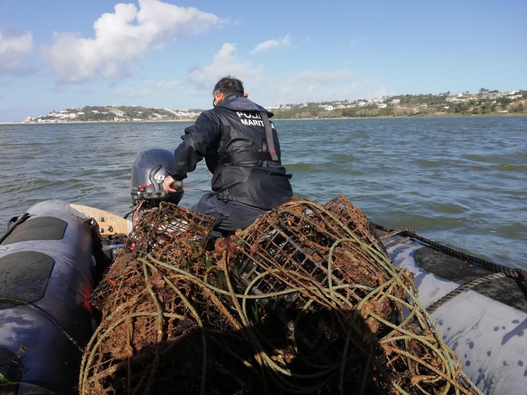Elemento da Polícia Marítimo com arte de pesca a bordo