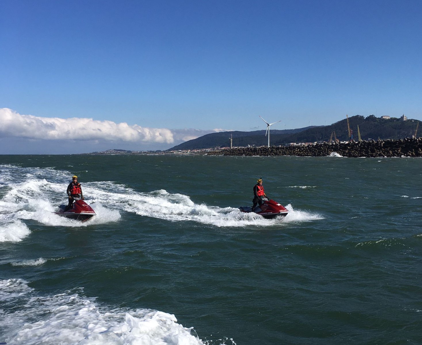 Dois tripulantes de motas de salvamento marítimo do ISN