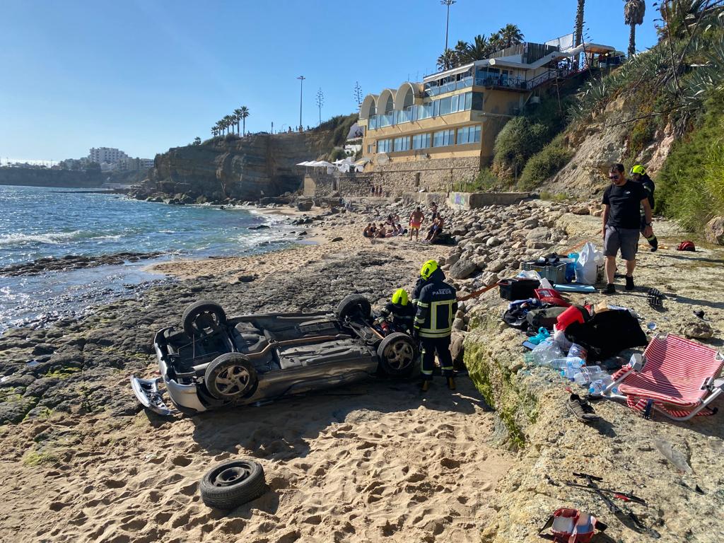 Viatura caiu ontem na praia da Bafureira