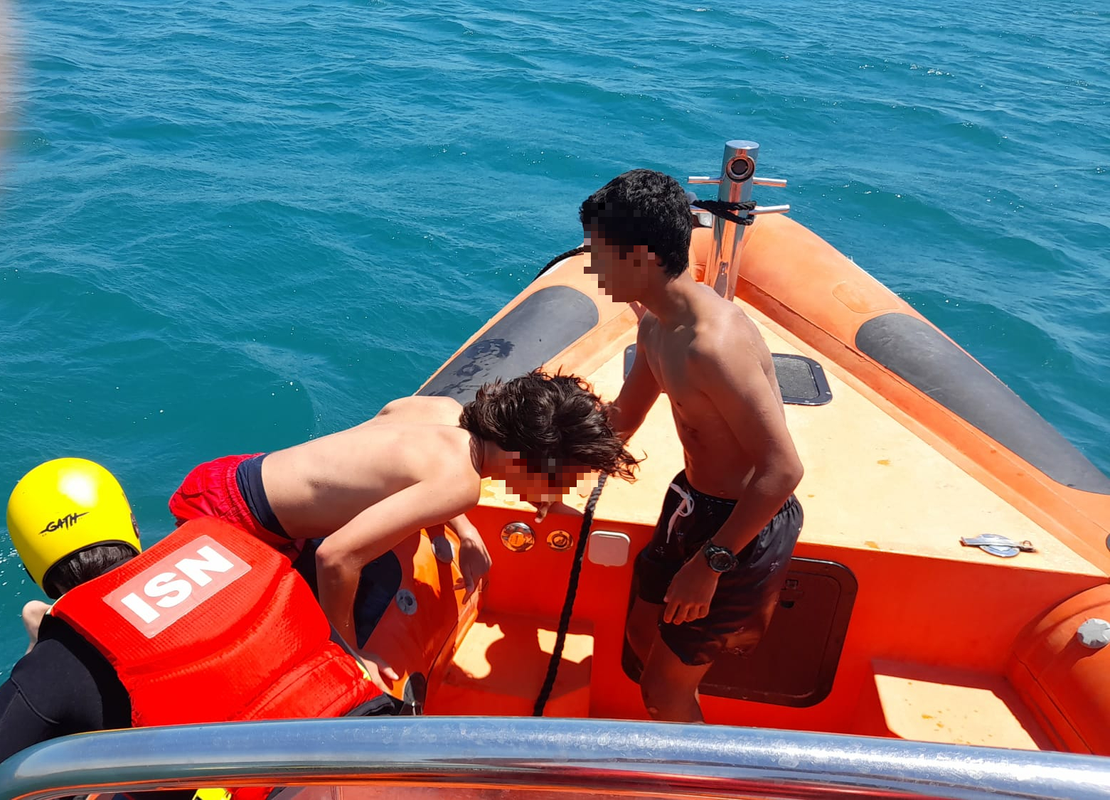 Os tripulantes da Estação Salva-vidas de Cascais resgatam dois praticantes de stand-up paddle