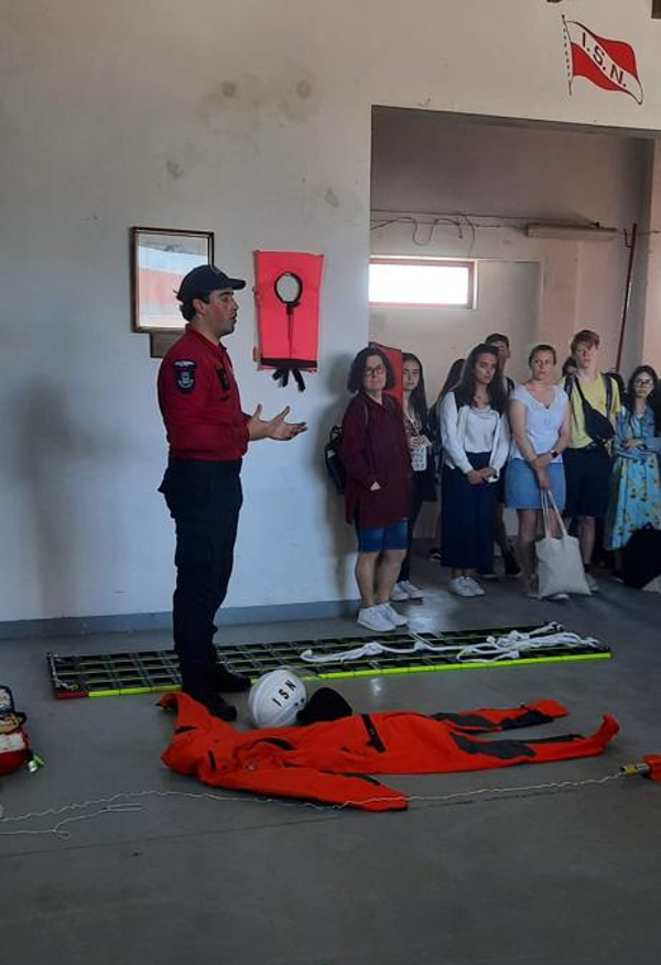 Tripulante de Embarcações Salva-vidas a dar explicações aos alunos