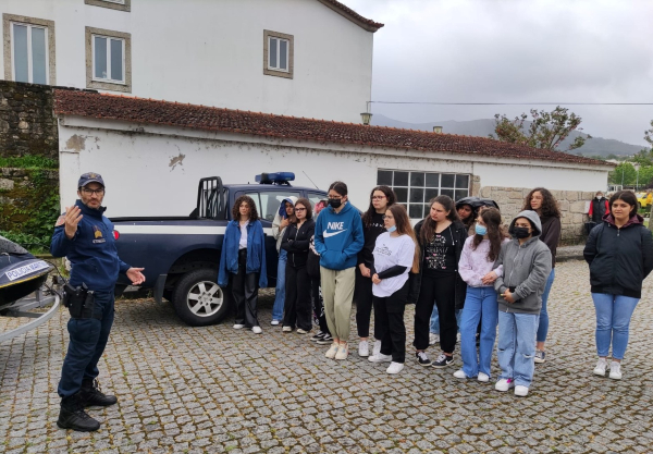 Elemento da Polícia Marítima a dar palestra a diversos alunos