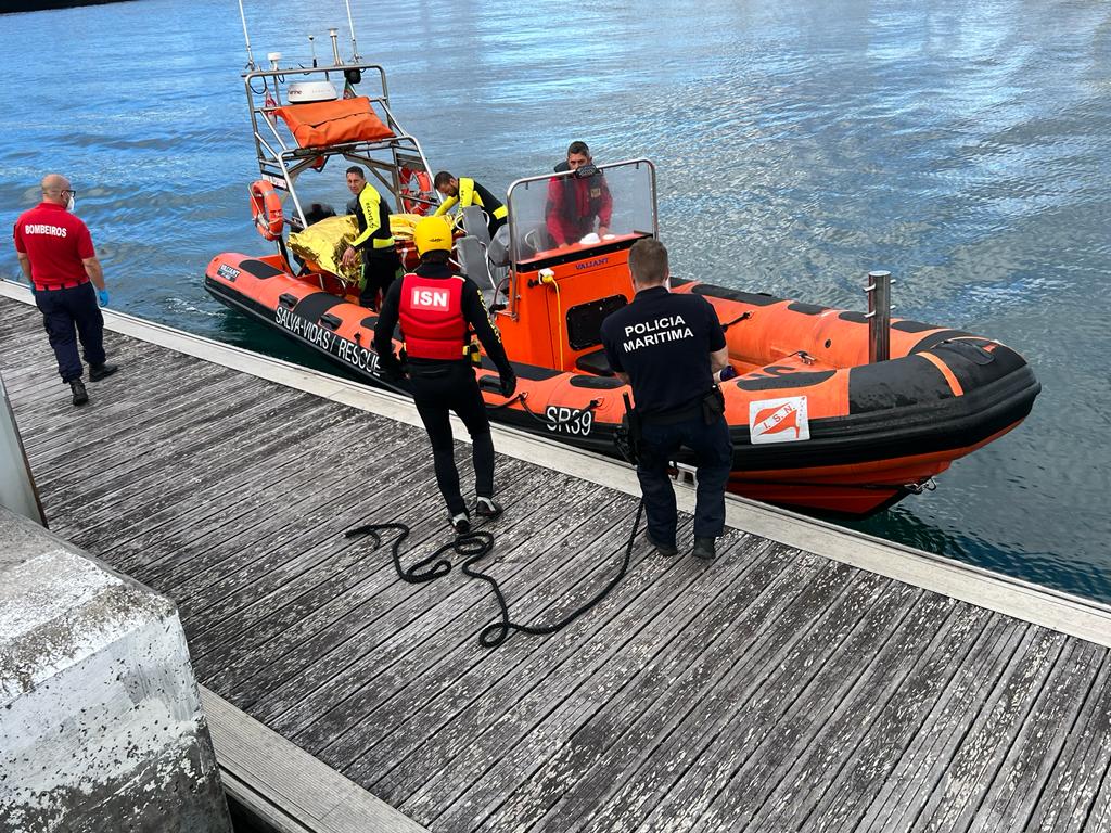 Tripulantes da Estação Salva-vidas resgataram jovem para a marina de Ponta Delgada