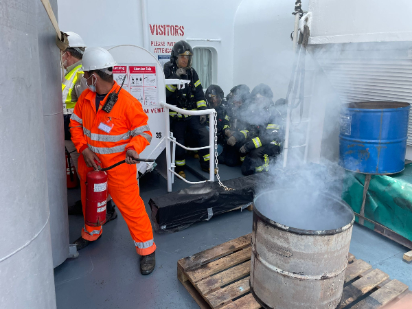 Bombeiros em exercício de combate a incêndios a bordo do navio