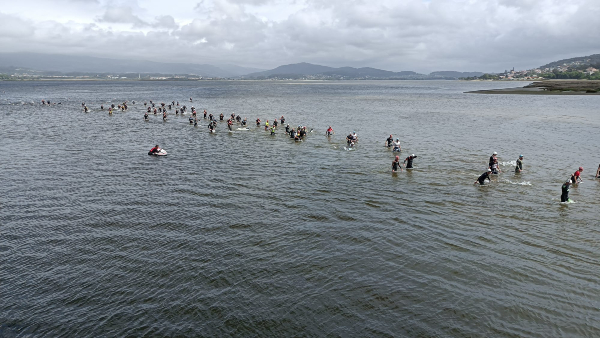 Atletas na água durante a prova