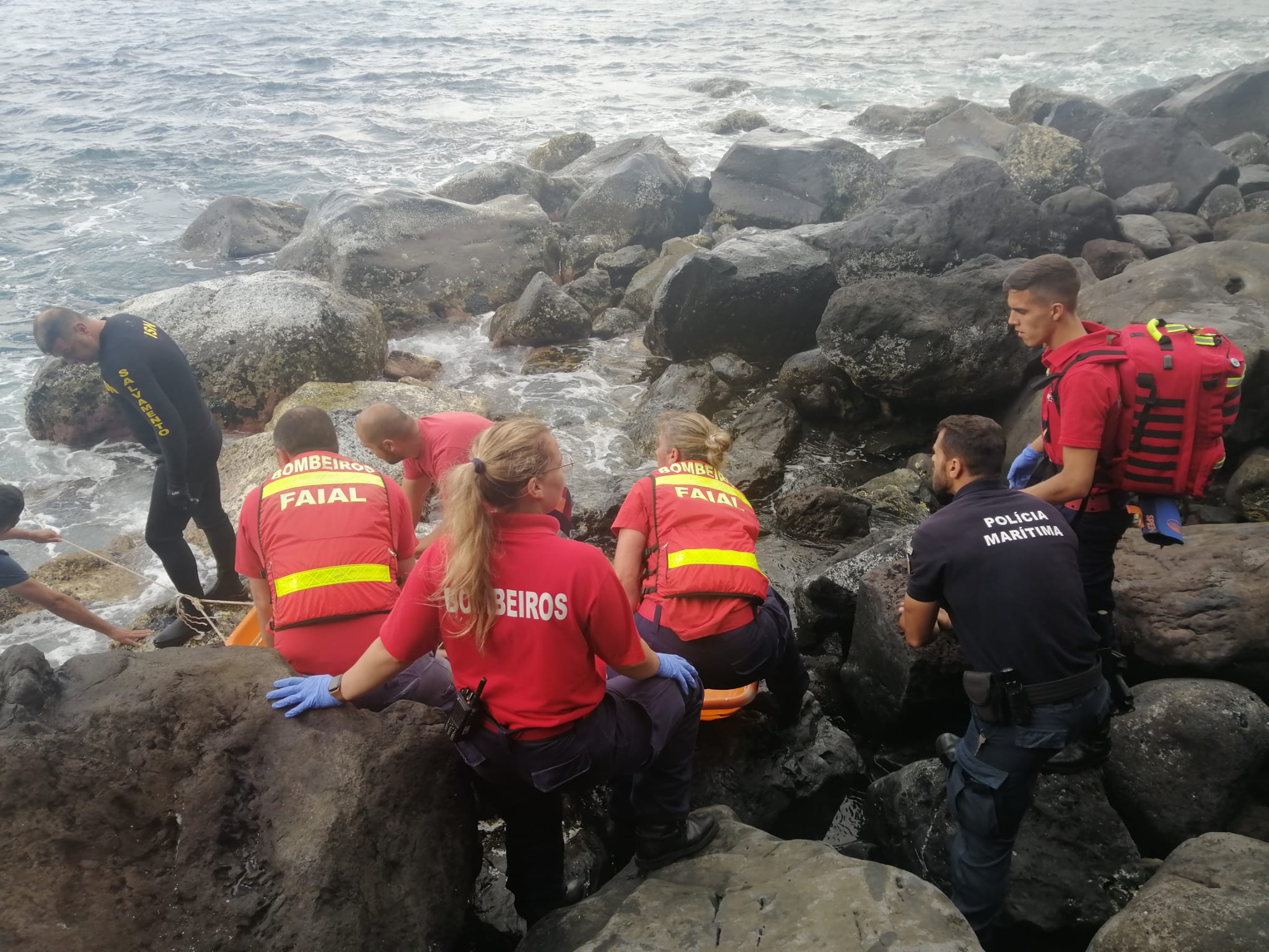 Elementos dos bombeiros a auxiliar a vítima